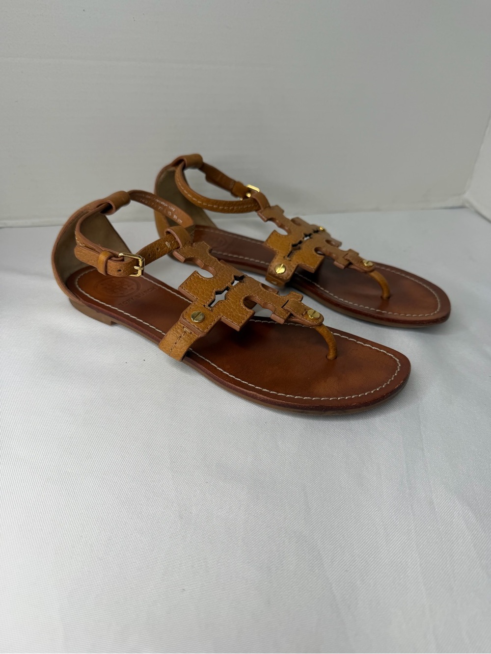 Tory Burch Phoebe Tan Leather Logo Thong Sandals with Gold Hardware. Size 6